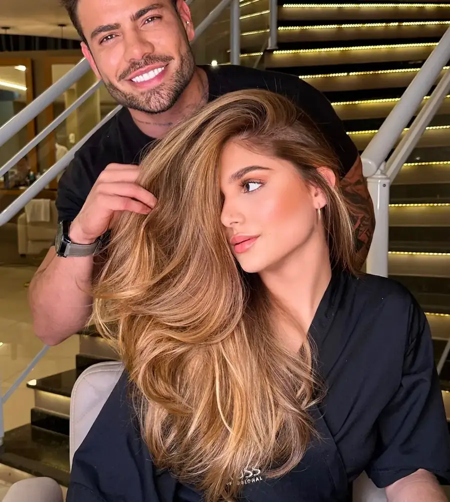 Neto ajeitando as mechas de uma cliente